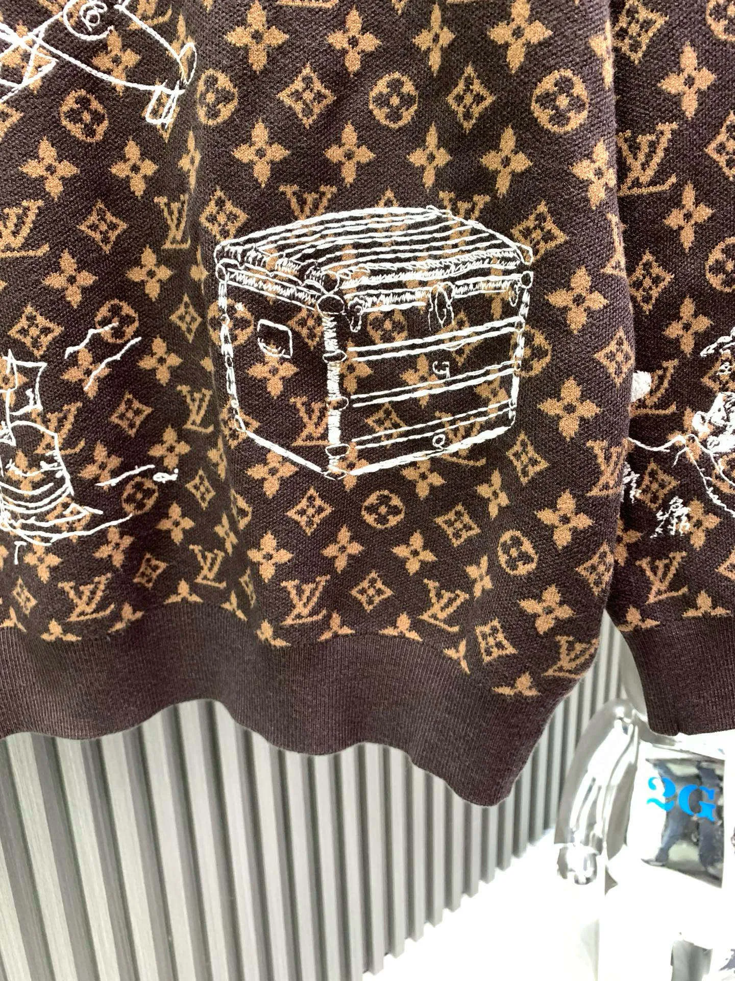 🅿️480 🀄️ Louis Vuitton 𝗟𝗢𝗨𝗜𝗦 𝗩𝗨𝗜𝗧𝗧𝗢𝗡 𝗠𝗢𝗡𝗢𝗚𝗥𝗔𝗠 embroidered sheep wool crew neck shirt The material, color and embroidery of Wang Zha's show are all about difficulty. What we made can definitely be compared with ZP. It is 100% refined imitation sheep wool. It feels soft and skin-friendly. It does not shrink and can be machine washed and anti-pilling. Two-color sesame dot craft. The most difficult part is the wool yarn embroidery craft. The yarn was customized for more than a month. The whole body embroidery required laser positioning. The single piece was embroidered in counter-position splicing. Each pattern was drawn and adjusted several times, and the entire pattern was symmetrical. It really takes ingenuity to pick out these details. The brown shooting light is warm brown in real life. It is unparalleled. You must buy it~👍
